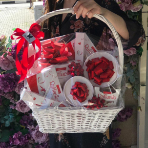 Корзина со сладостями n1